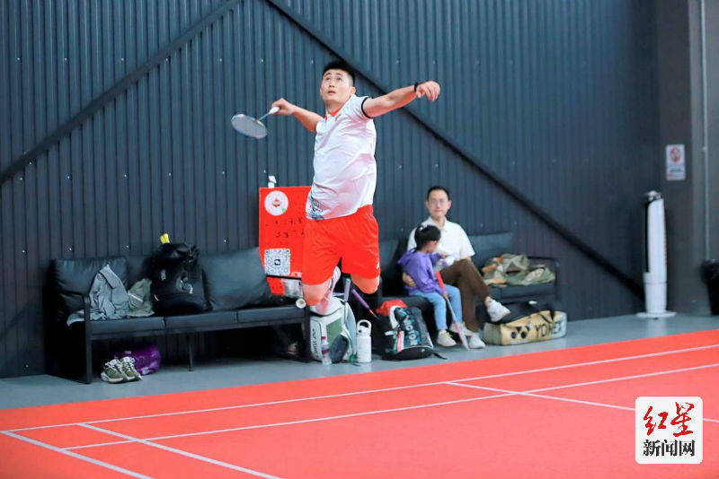 羽毛球:双城携手拥抱汤尤 2024年成都高新区羽毛球团体赛举办